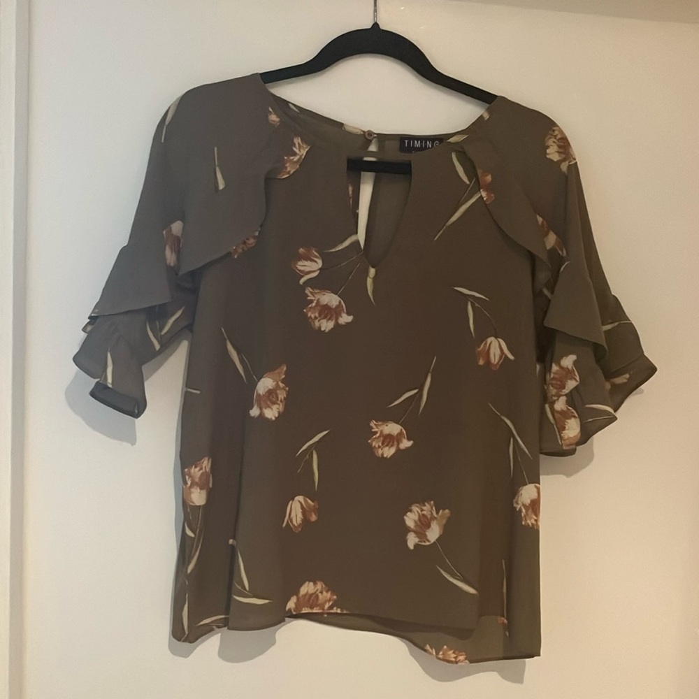 Ladies short sleeve olive top with ruffle sleeves. Floral pattern. Size XL. Worn